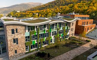 UWC opened its doors in 2014 to 96 students, the future permanent number of students is 650. The college provides another option on the educational landscape in Armenia, which is traditionally held in high regard. © Danil Kolodin / Tim Flynn architects Building with natural stone façade, vertical greening and wavelike green roofs